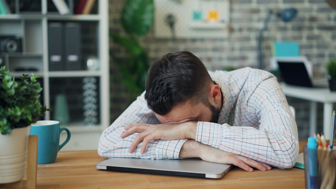 Brain Fog and Fatigue: Why Your Mental Energy Crashes in the Afternoon